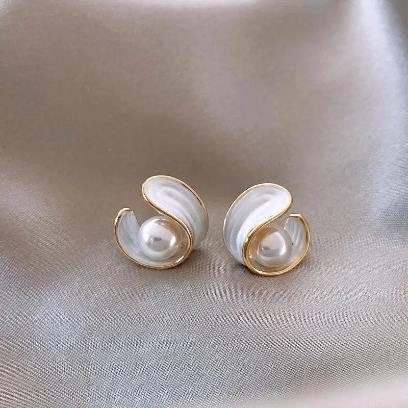 Luxurious earrings with white opal and pearl in gold Unique Joyas