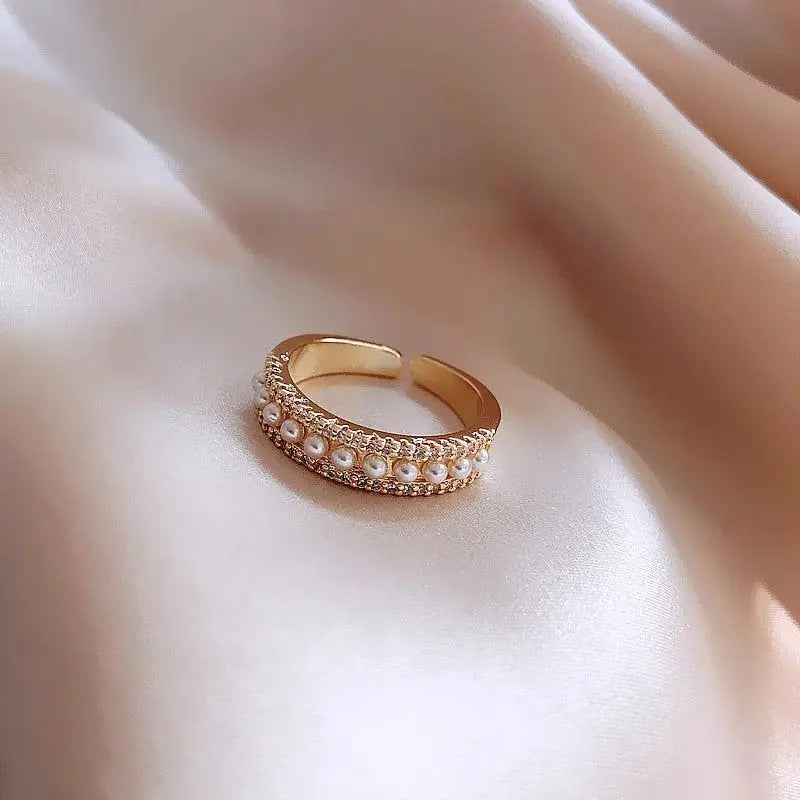 Luxury ring made of gold and pearls Claire