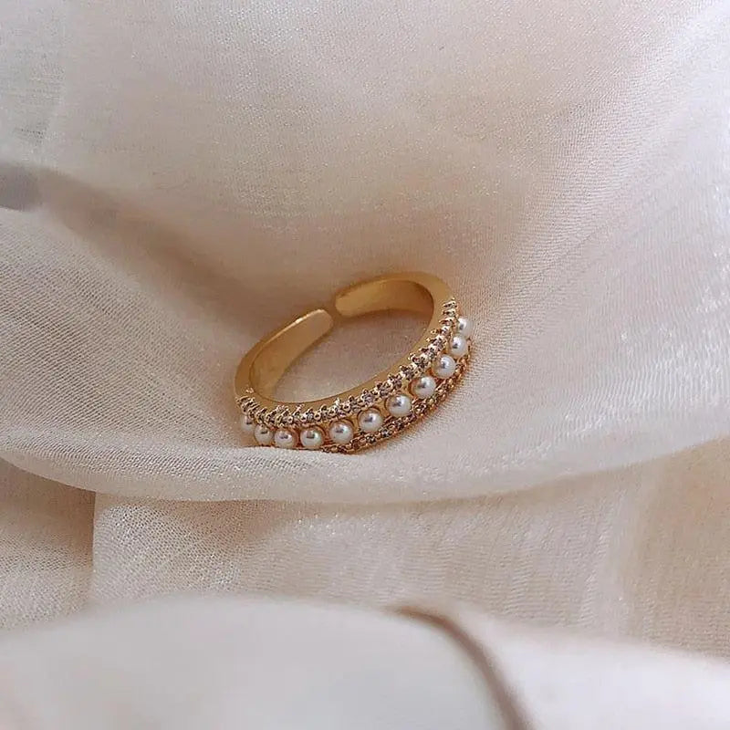 Luxury ring made of gold and pearls Claire