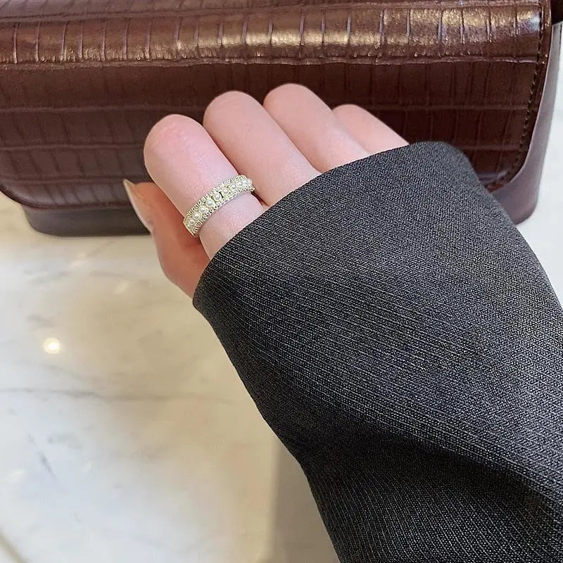 Luxury ring made of gold and pearls Claire