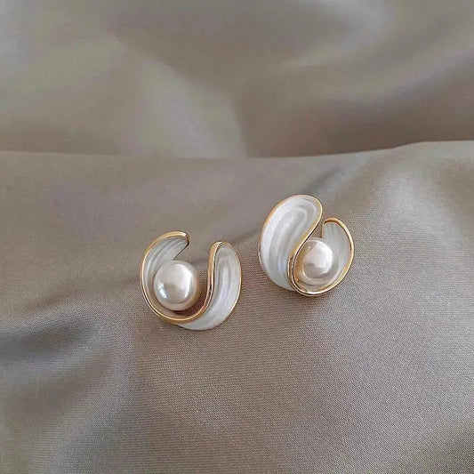 Luxurious earrings with white opal and pearl in gold Unique Joyas