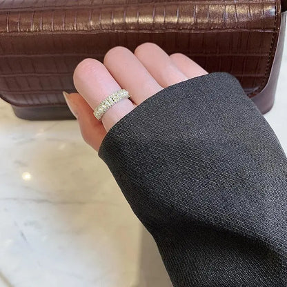 Luxury ring made of gold and pearls Claire