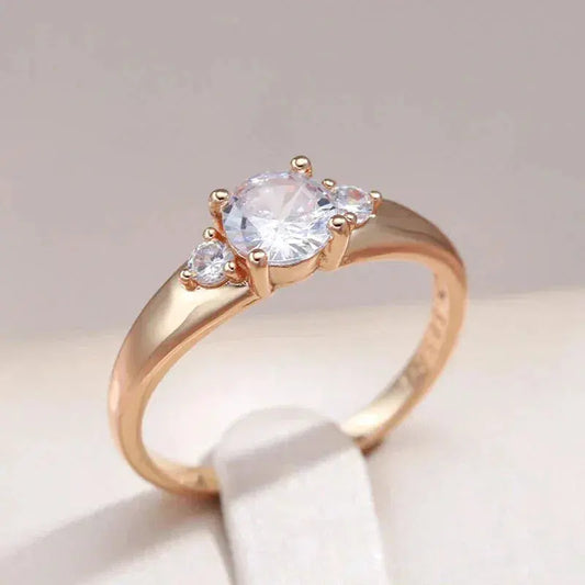 Elegant Ring with Crystal in Gold Unique Joyas
