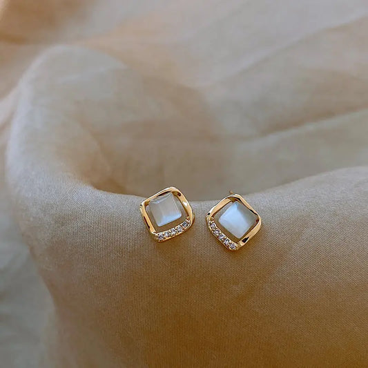 Elegant earrings with moon crystal in gold Unique Joyas