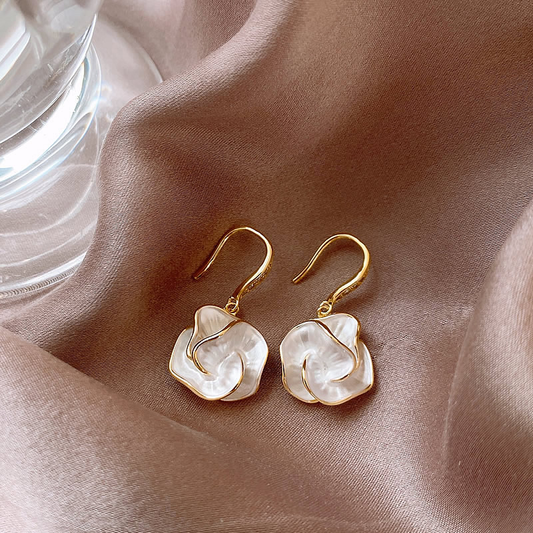 Elegant earrings with white flower