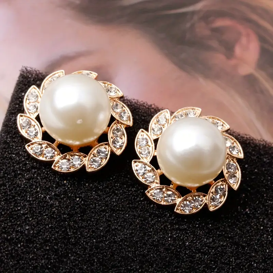Elegant pearl earrings with shiny leaves
